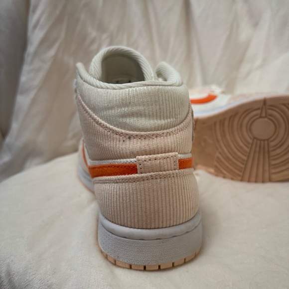 Nike Jordan Women’s 1 Mid SE Sail / Orange - Orange Quartz - Picture 7 of 16